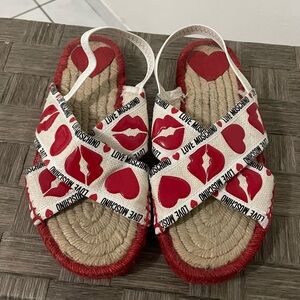 𝅺LOVE Moschino Lips and Hearts Slingback Espadrille Sandals size 35 pre-owned